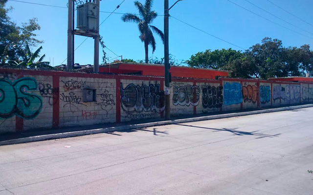 grafitis-en-barda-de-escuela