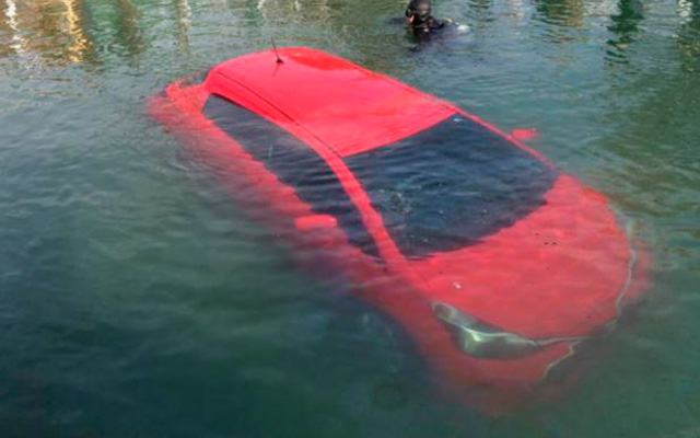 carro-bajo-el-agua3