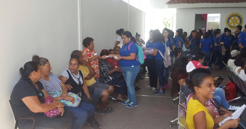 alumnos-llevan-ayuda-al-hospital-civil