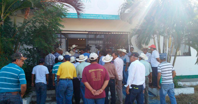 productores-desalojan-el-cader1