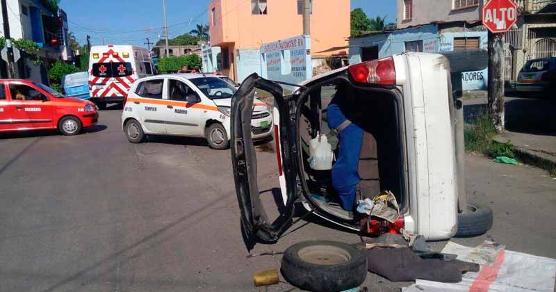 chocan-y-vuelca-taxi1