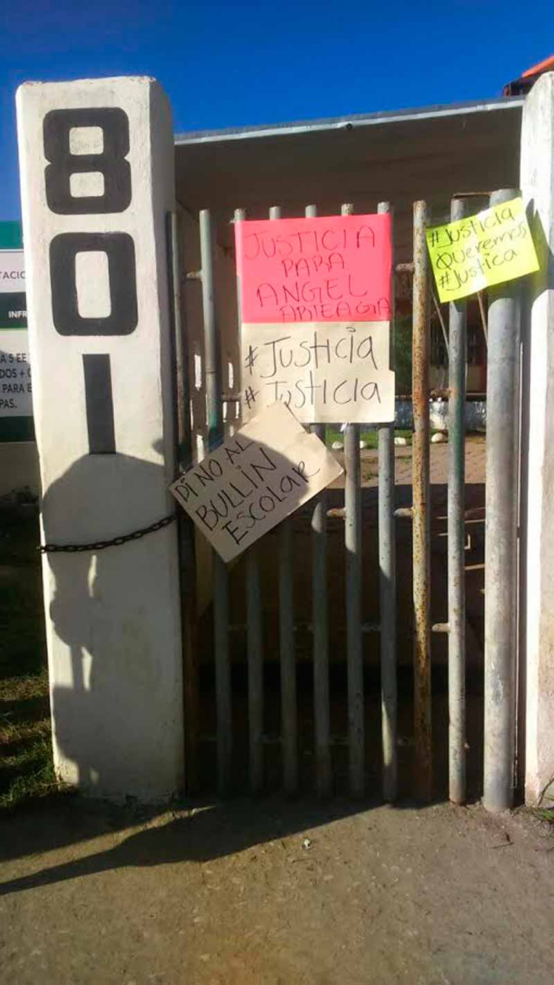 padres-toman-el-plantel-en-protesta1