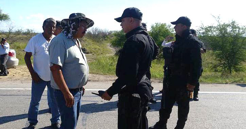 campesinos-y-policias-2