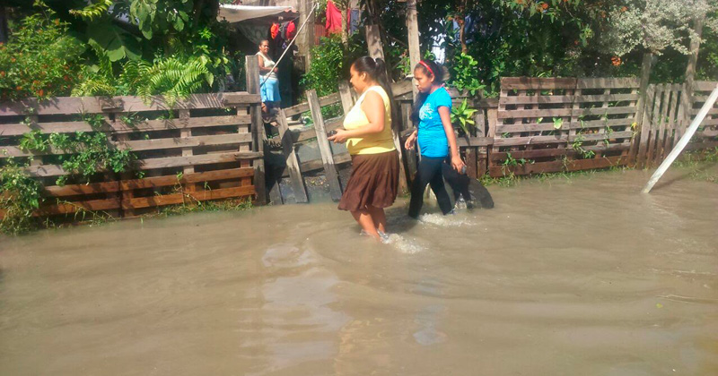 familia-afectada-por-lluvia