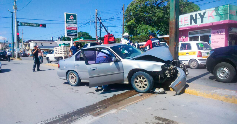 mujer-choca-contra-poste1