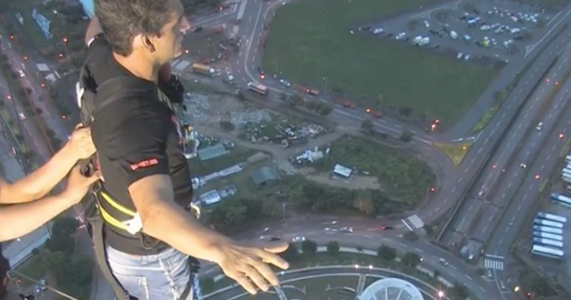 ¡Sorprendente! Ricardo Arjona se lanza desde gigantesco edificio en Londres ¡Sorprendente! Ricardo Arjona se lanza desde gigantesco edificio en Londres