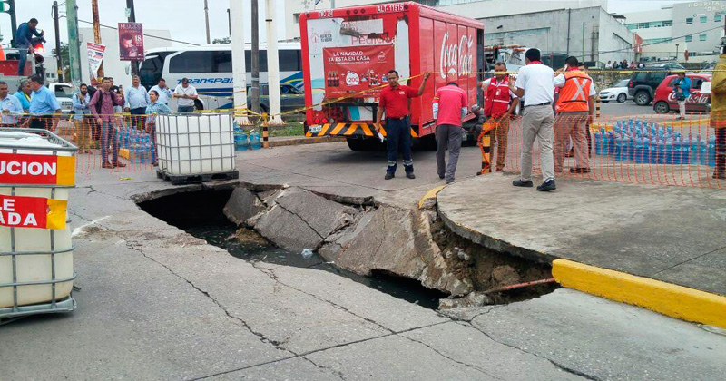 camion-de-coca-se-hunde1
