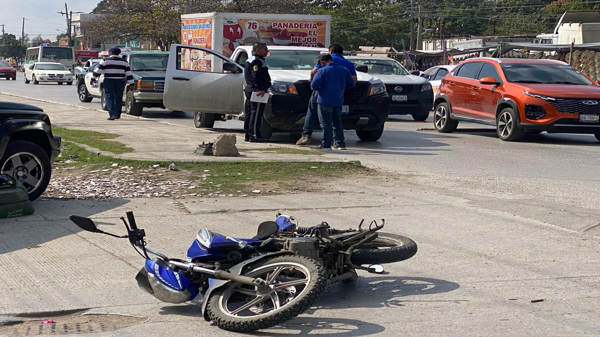 Camioneta se pasa alto y motociclista se estrella - Expreso de Tamaulipas